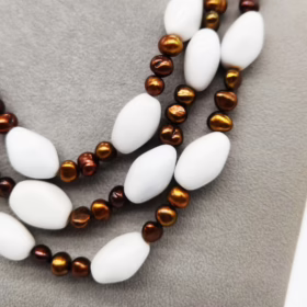 Alternative view of COLLANA  3 FILI AGATA BIANCA PERLE CHOCOLATE </br>BFHX 3903