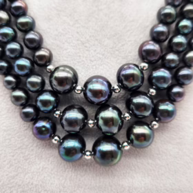 Alternative view of COLLANA PERLE GRADAZIONE 3 FILI NERE ARGENTO </br>BFHX 8012